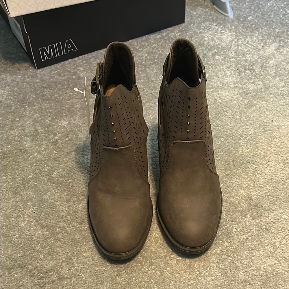 Daisy Fuentes Brown Ankle Boots with Lace-Up Design